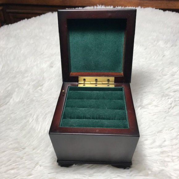 NWOT Bombay Genuine Wood Musical Ring Case - Picture 2 of 8